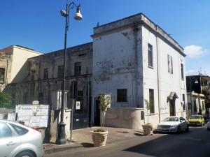 Fig. 17. Pompei, chiesa Sacro Cuore di Gesù, scorcio del complesso da via Colle S. Bartolomeo.